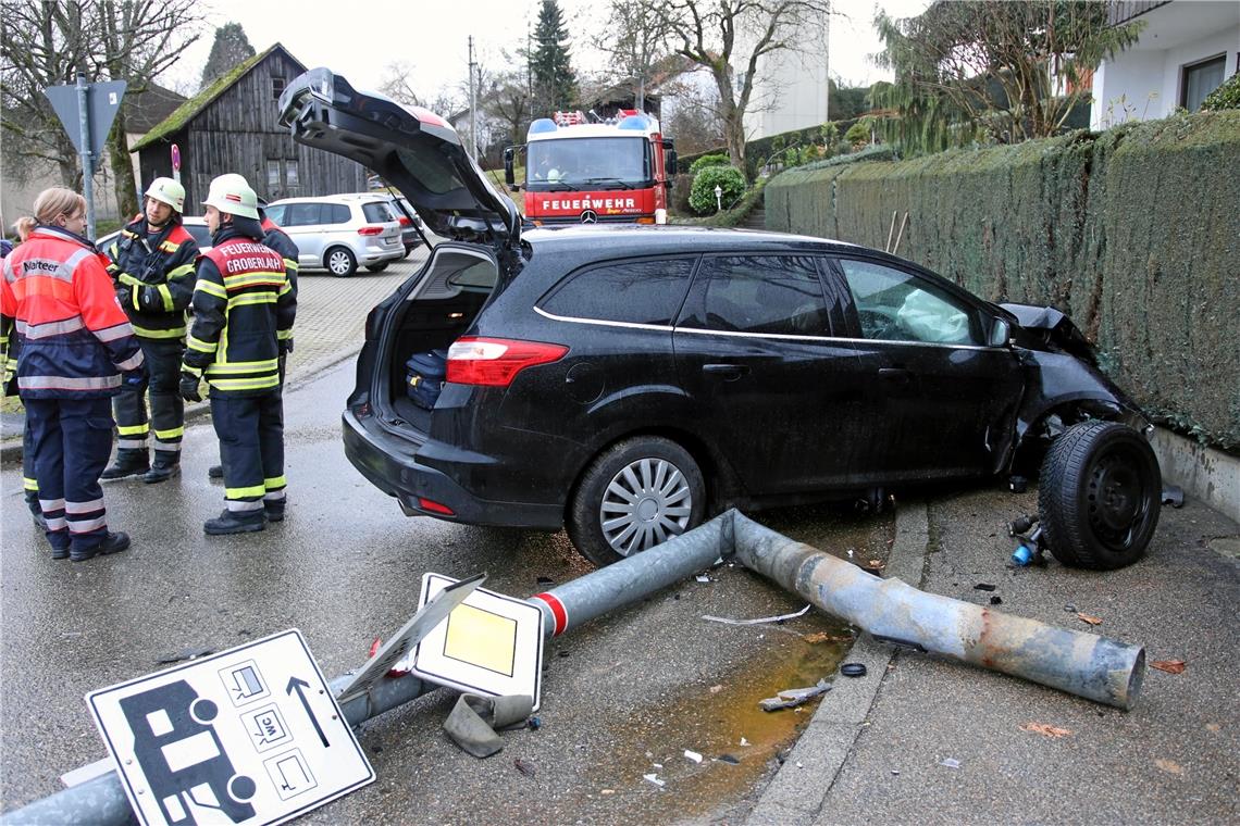 Pkw-Lenkerin fährt Laternenmast um Unfall auf der Hauptstraße in Großerlach. Foto: 7aktuell/K. Lermer
