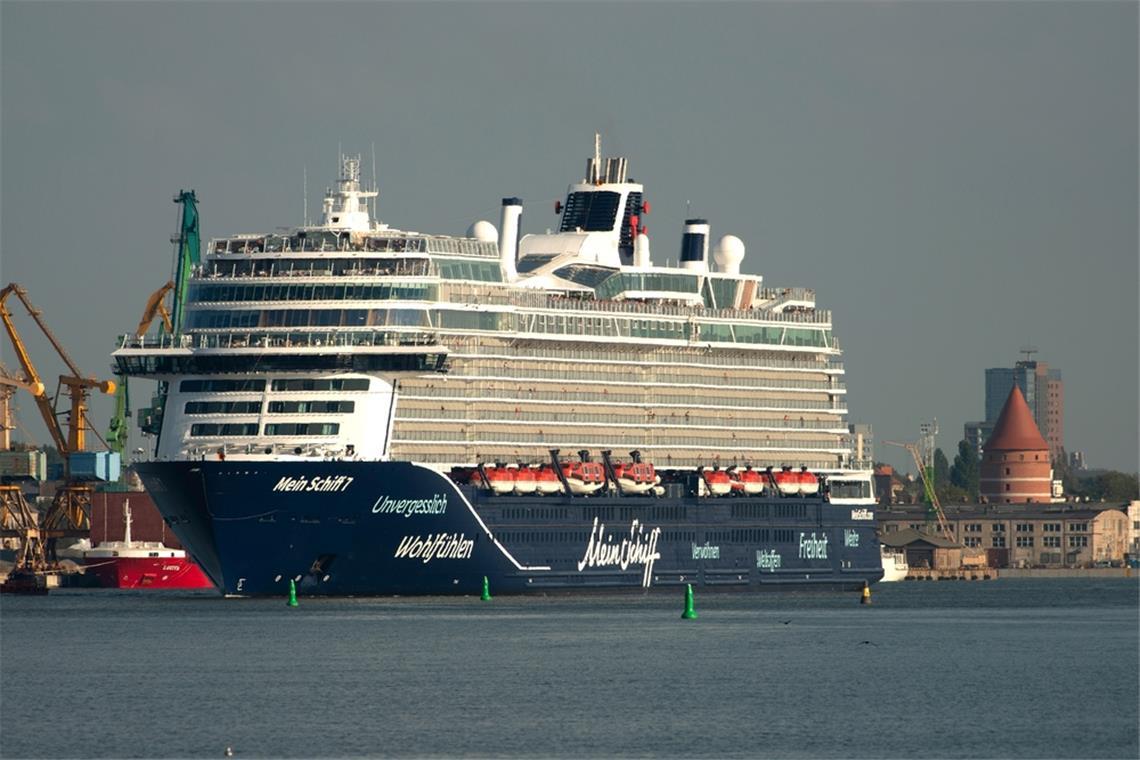 Unfall auf der "Mein Schiff 7": Ein zweijähriges Kind stürzte mehrere Meter in die Tiefe. Wie es dem Kind geht und was passiert ist, erfahren Sie hier.