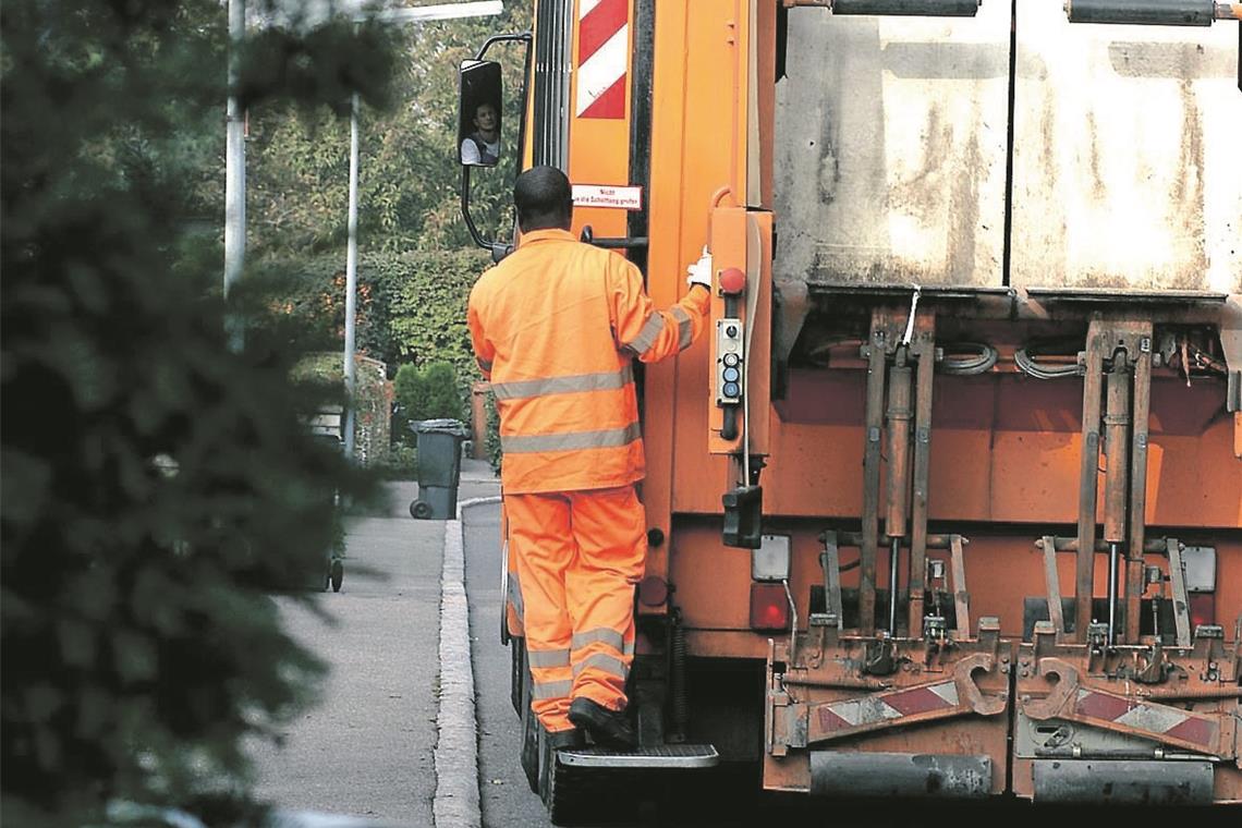 Müllfahrzeug verursacht Unfall Unfall in Geradstetten. Symbolfoto: AWG