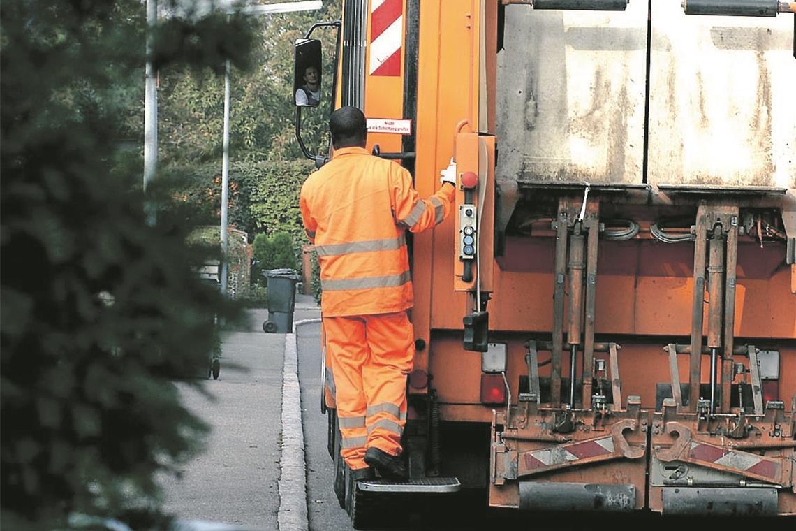 Müllfahrzeug verursacht Unfall