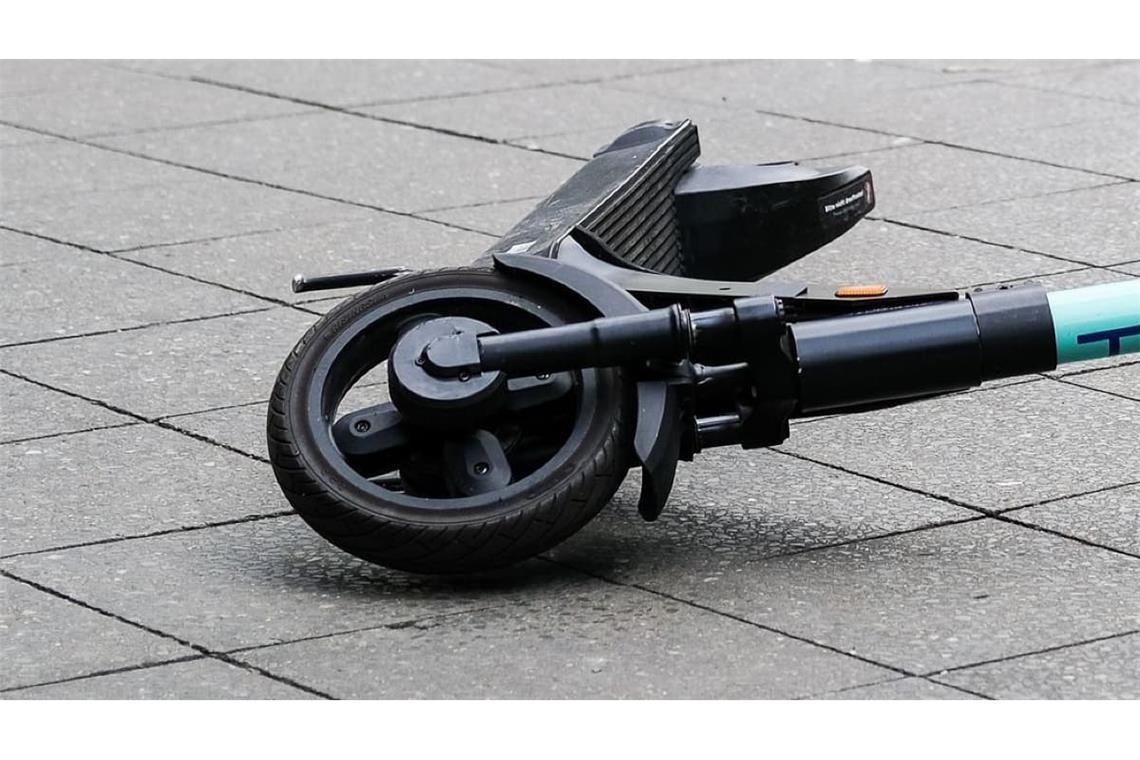 Unfall in Schwäbisch Hall: Zwei Mädchen verlieren auf dem E-Scooter die Kontrolle und stürzen. (Symbolbild)