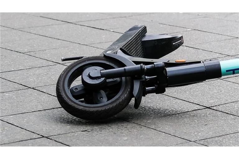 Unfall in Schwäbisch Hall: Zwei Mädchen verlieren auf dem E-Scooter die Kontrolle und stürzen. (Symbolbild)