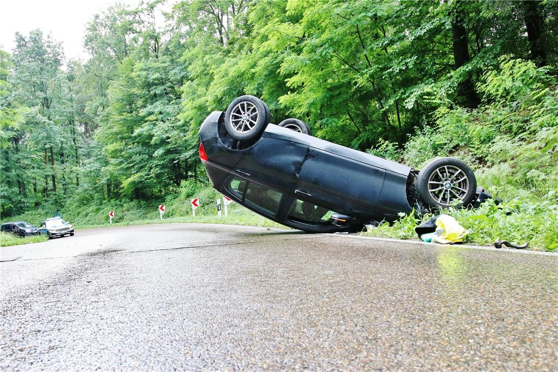 Auto auf nasser Fahrbahn überschlagen Unfall zwischen Rudersberg und Königsbronnhof. Foto: Kevin Lermer/7aktuell.de
