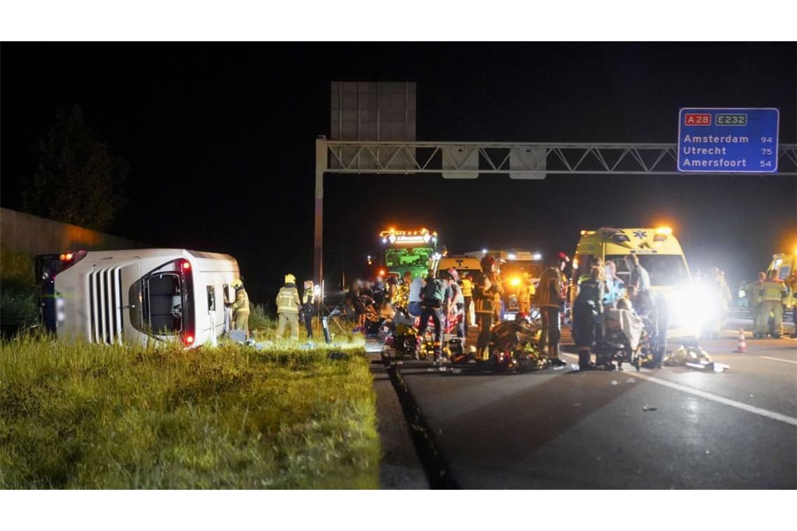 Unfallstelle auf der A28: Nach Angaben der Polizei befanden sich etwa fünfzig Personen in dem Reisebus.