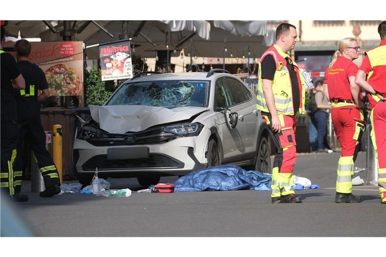 Unfallwagen in Leipzig: Das Auto war mit hohem Tempo durch die Innenstadt gerast – es gab mehrere Verletzte.