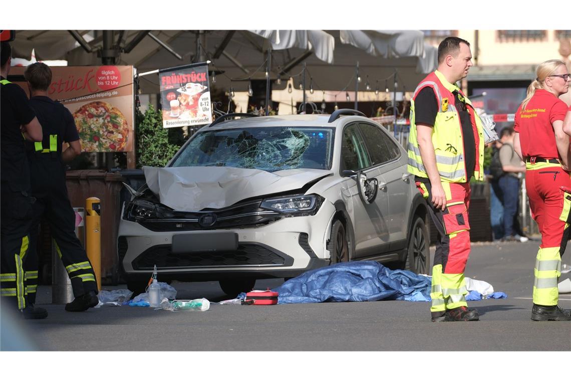 Unfallwagen in Leipzig: Das Auto war mit hohem Tempo durch die Innenstadt gerast – es gab mehrere Verletzte.