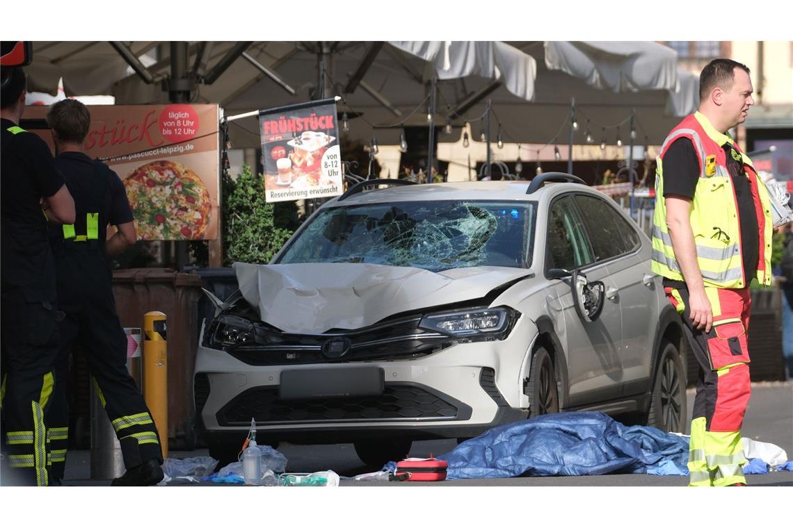 Auto rast in Menschenmenge – zwei Tote, mehrere Verletzte