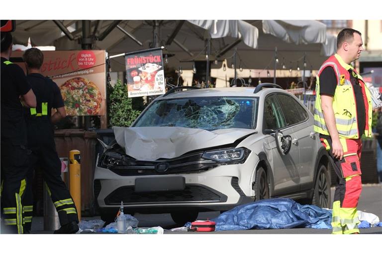 Unfallwagen in Leipzig: Das Auto war mit hohem Tempo durch die Innenstadt gerast – es gab mehrere Verletzte.