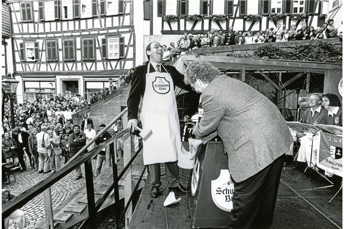 Unfreiwillige Comedy-Einlage bei der Straßenfest-Eröffnung 1996: Oberbürgermeister Jürgen Schmidt trifft beim Fassanstich nicht den Zapfhahn, sondern den Bierkrug, der dabei zu Bruch geht. Archivfoto: Jörg Fiedler