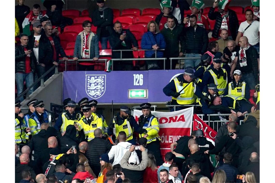 FIFA ermittelt nach Ausschreitungen in Wembley und Albanien Ungarische Fans fielen in London erneut unangenehm auf. Foto: Nick Potts/PA Wire/dpa