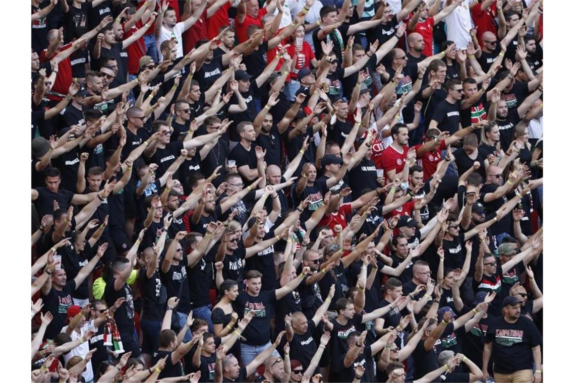 Ungarische Fans standen dicht gedrängt auf den Rängen des Stadions. Foto: Laszlo Balogh/AP Pool/dpa