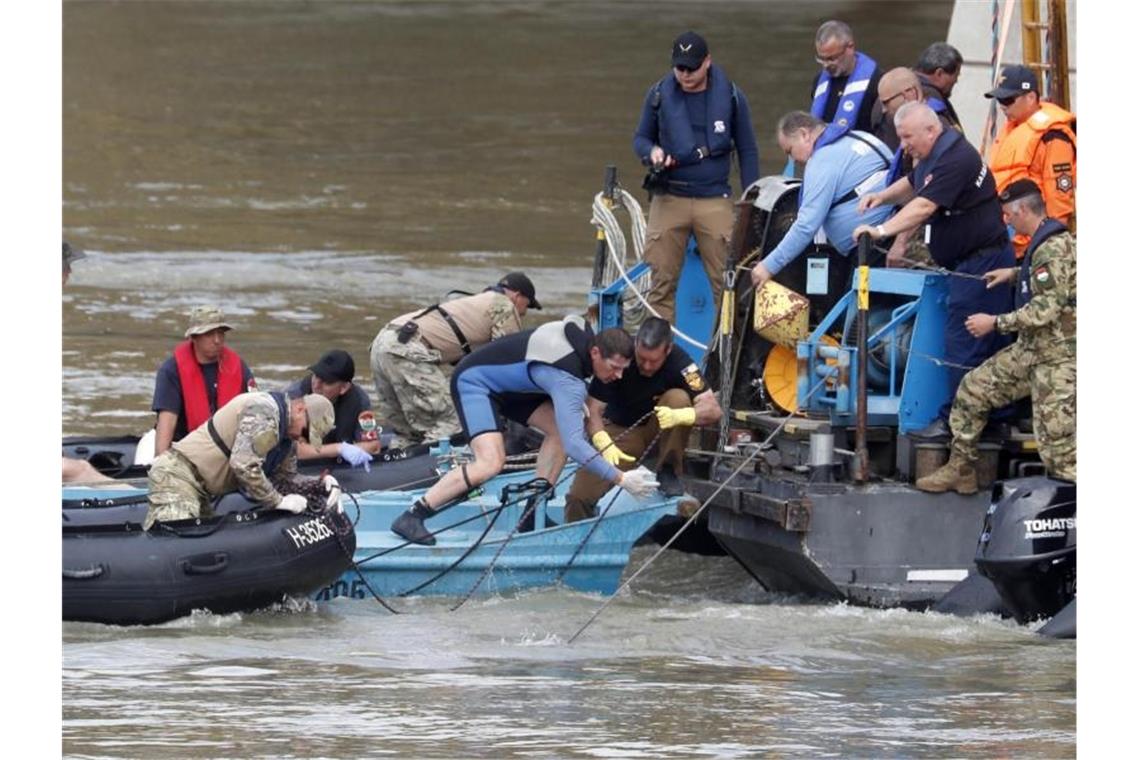 Ungarische Suchteams beim Einsatz: Sechs Tage nach dem schweren Unglück auf der Donau bemühen sich Einsatzkräfte weiter um die Bergung des Wracks. Foto: Laszlo Balogh/AP