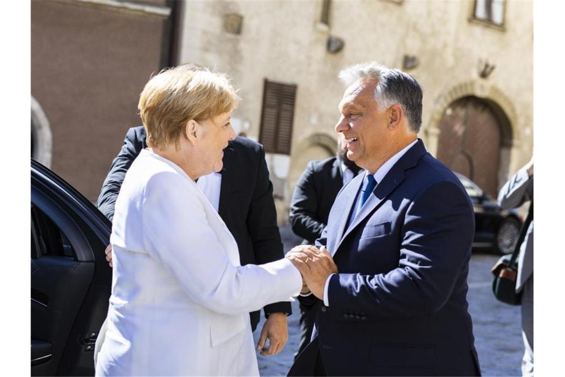 Ungarns Ministerpräsident Viktor Orban empfängt Bundeskanzlerin Angela Merkel in Sopron. Foto: Balazs Szecsodi/MTI/Hungarian Prime Minister's Press Office