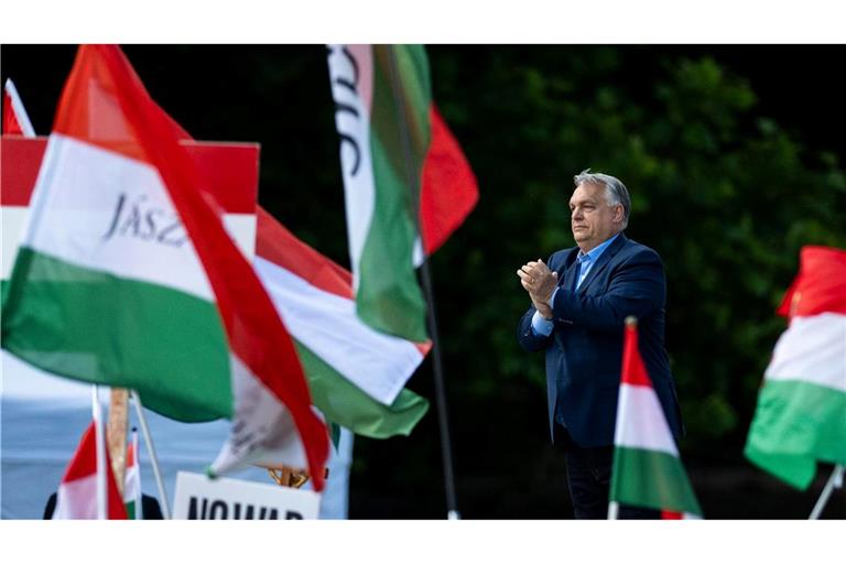 Ungarns Ministerpräsident Viktor Orban spricht in Budapest zu seinen Anhängern.
