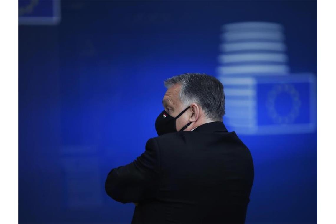 EU-Kommission startet neues Verfahren gegen Ungarn Ungarns Ministerpräsident Viktor Orban verlässt den Gipfel der EU-Staats- und Regierungschefs im vergangenen Dezember. Foto: Francisco Seco/Pool AP/dpa