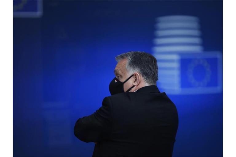 Ungarns Ministerpräsident Viktor Orban verlässt den Gipfel der EU-Staats- und Regierungschefs im vergangenen Dezember. Foto: Francisco Seco/Pool AP/dpa