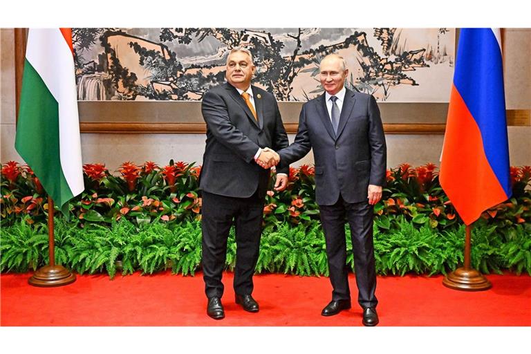Ungarns Premier Orban und Russlands Präsident Putin sind sich freundschaftlich zugetan. Dass dieser Umstand der EU in diesen Zeiten nicht gefällt, lässt den Mann Budapest kalt.