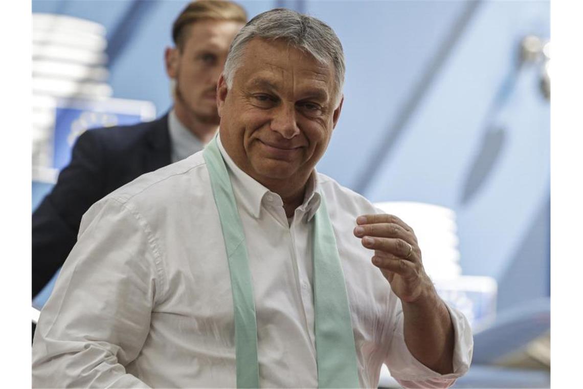 Ungarns Premierminister Viktor Orban freut sich über die Ergebnisse des EU-Gipfels. Foto: Stephanie Lecocq/EPA Pool/AP/dpa