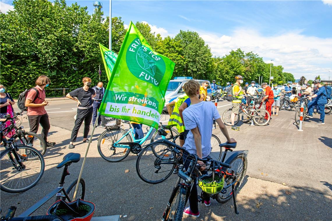 Lieber Radwege als Schutzstreifen Ungefähr 30 Aktivisten beteiligten sich gestern an der Demonstration in Backnang. Foto: A. Becher