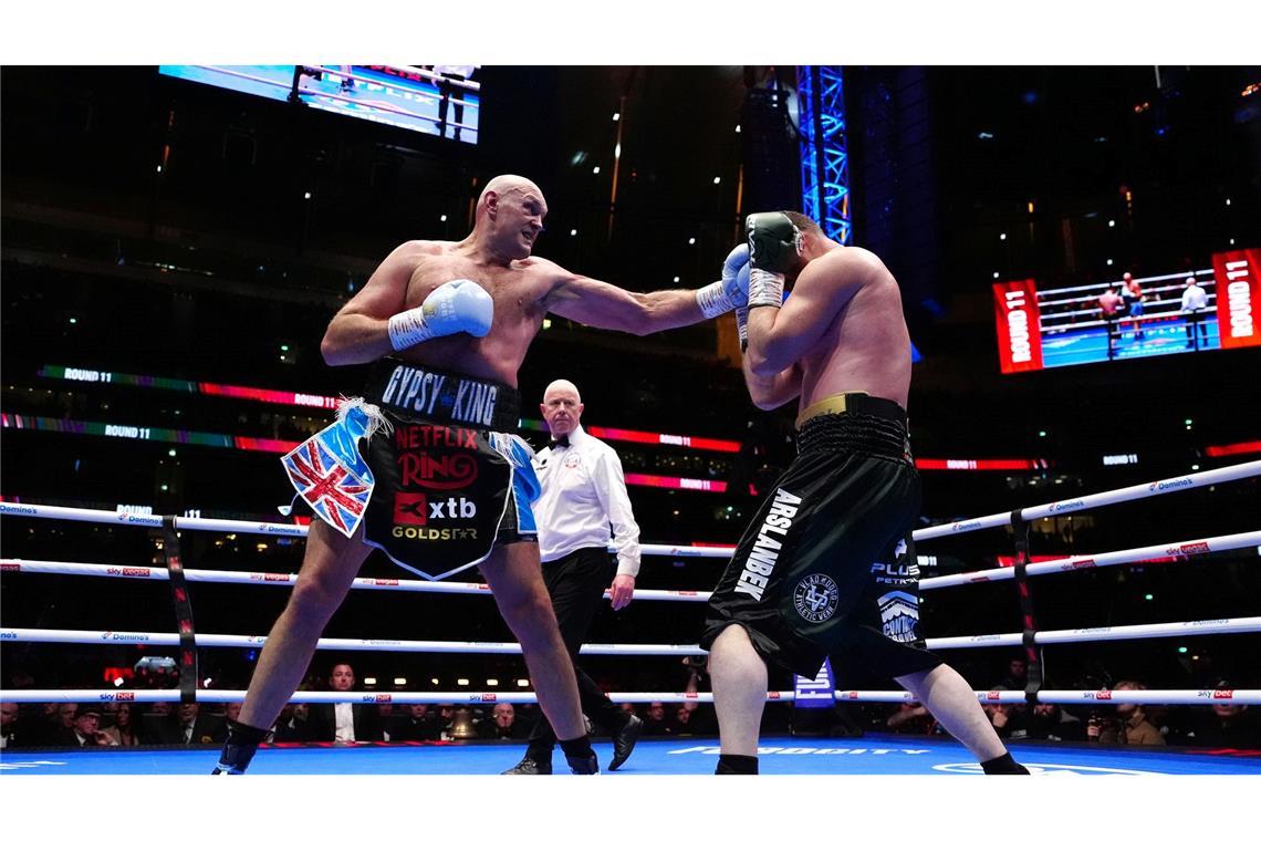 Ungefährdeter Sieg: Tyson Fury (l) im Ring gegen Arslanbek Machmudow.