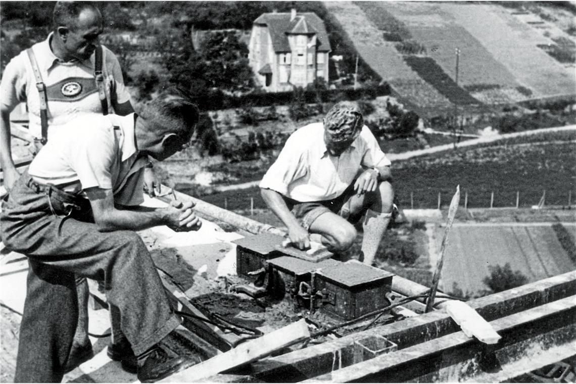 Ungesichert arbeiten die Männer in schwindelnder Höhe beim Wiederaufbau des Viadukts zwischen 1947 und 1949. Rechts im Bild Friedrich Böhle.