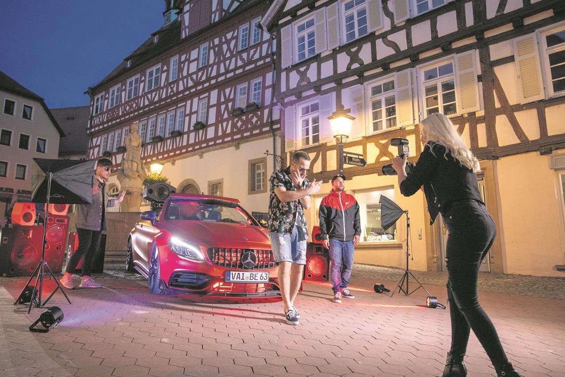 Hip-Hop und Luxusautos am Rathaus