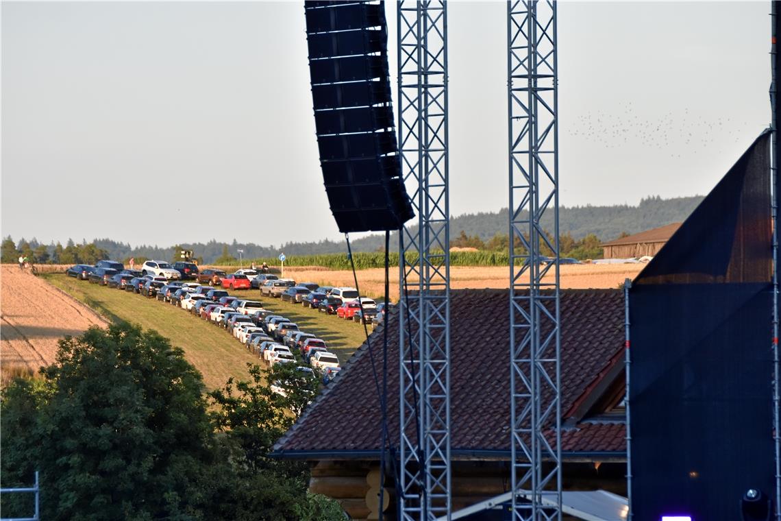 Ungewöhnliche Parksituation um die Arena. Konzert am Samstag. 