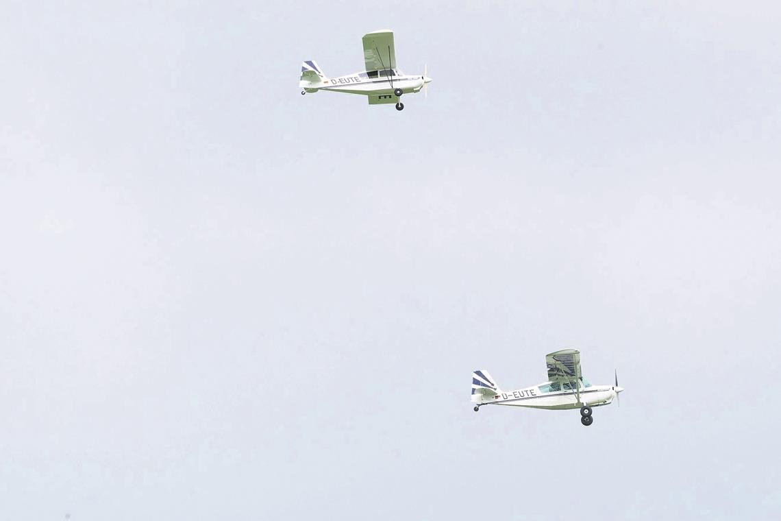 Ungewöhnlicher Formationsflug des Belgiers Peter Mentens mit seiner ACA Citbria und seines Oberstfeldner Partners Jörg Golombek mit dem im Maßstab 1:2 nachgebauten Modell.