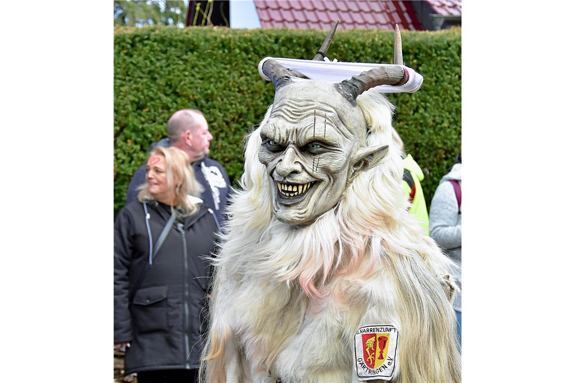 Ungewöhnlicher Hornschmuck eines Gärtringer Narren. Faschingsumzug in Althütte. ...