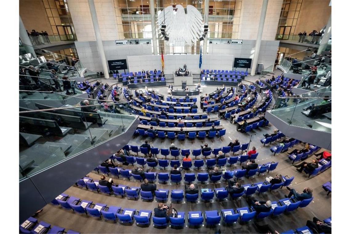 Bundestag beschließt in Corona-Krise historisches Hilfspaket Ungewöhnliches Bild wegen der Corona-Krise: Die Parlamentarier halten bei der Sitzung des Bundestages Sicherheitsabstand. Foto: Michael Kappeler/dpa