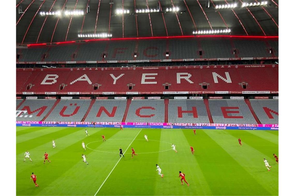 Ungewohnt für ein Bundesliga-Heimspiel des FC Bayern - statt Zuschauern ist der Schriftzug "Bayern München" auf der natürlich leeren Tribüne zu sehen. Foto: Christian Kunz/dpa-Pool/dpa