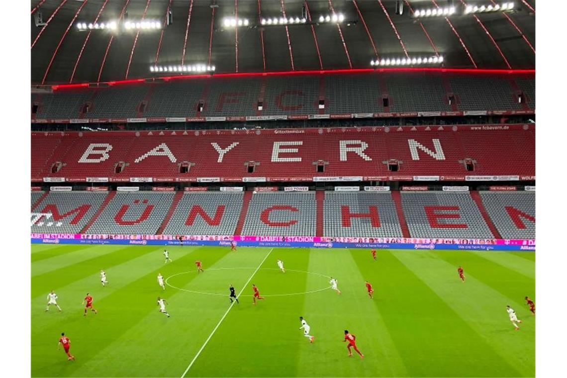 Bayern weiter vier Punkte vor BVB - Werders Lebenszeichen Ungewohnt für ein Bundesliga-Heimspiel des FC Bayern - statt Zuschauern ist der Schriftzug "Bayern München" auf der natürlich leeren Tribüne zu sehen. Foto: Christian Kunz/dpa-Pool/dpa