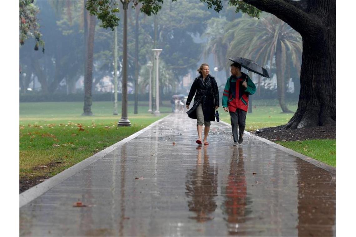 Buschfeuer und heftiger Regen halten Australien im Griff Ungewohnter Anblick: Regen im Central Business District (CBD) von Sydney. Foto: Bianca De Marchi/AAP/dpa