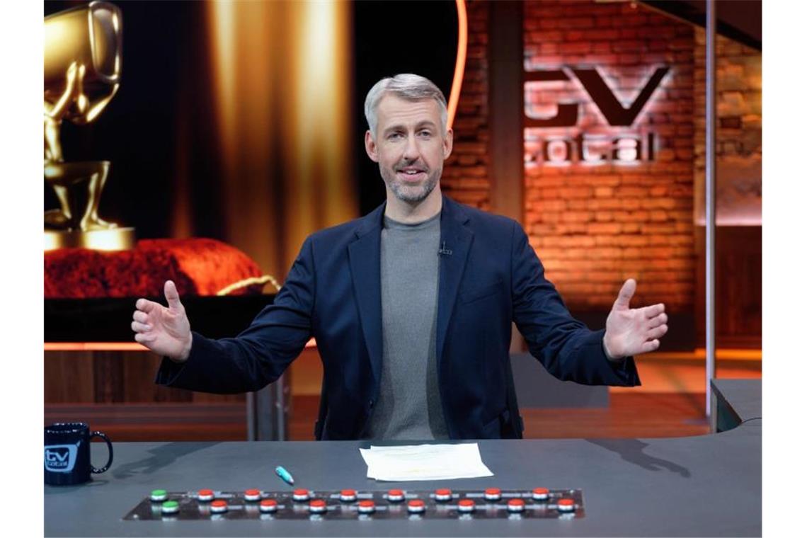 Pufpaff am Knopf: „TV total“ kehrt mit Topquote zurück Ungewohntes Bild: Entertainer Sebastian Pufpaff moderiert die ProSieben-Comedyshow „TV total“. Foto: Henning Kaiser/dpa