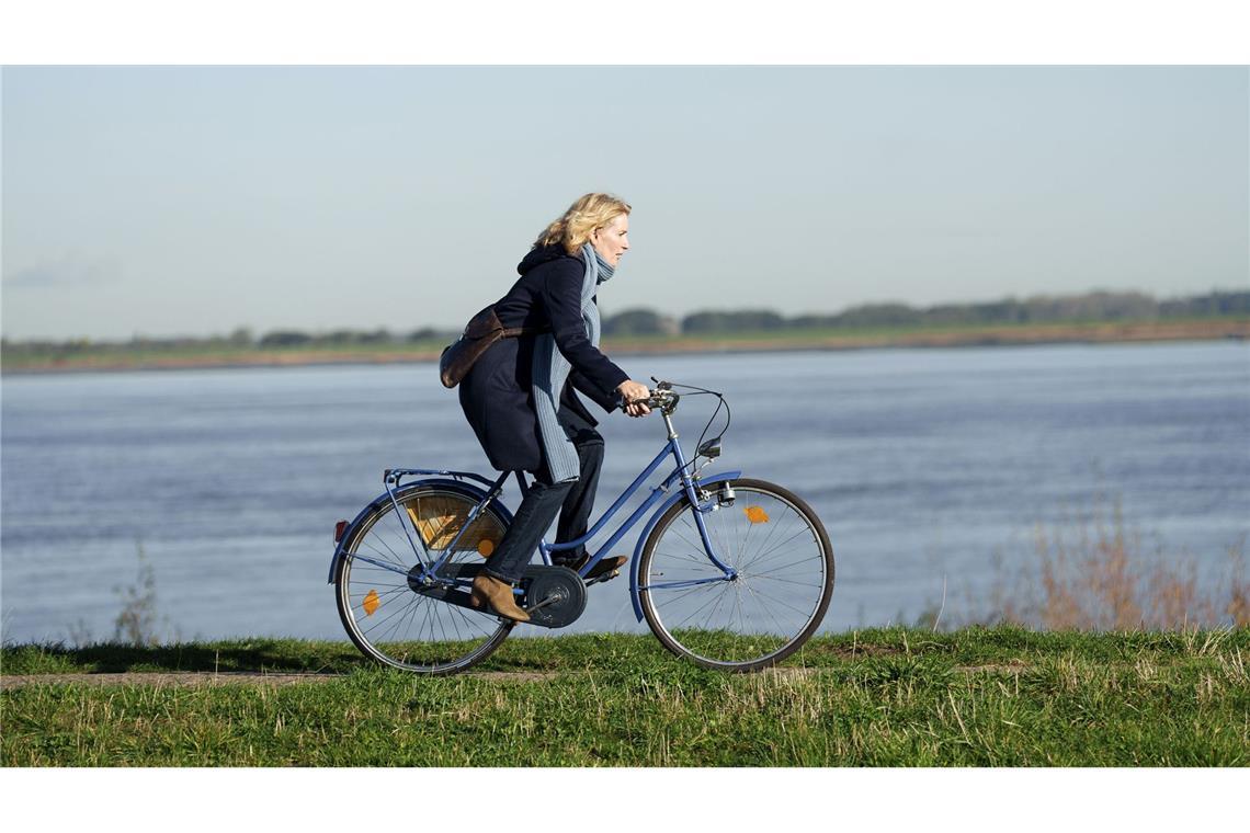 Ungewohntes Fortbewegungsmittel für Charlotte Lindholm (Maria Furtwängler)