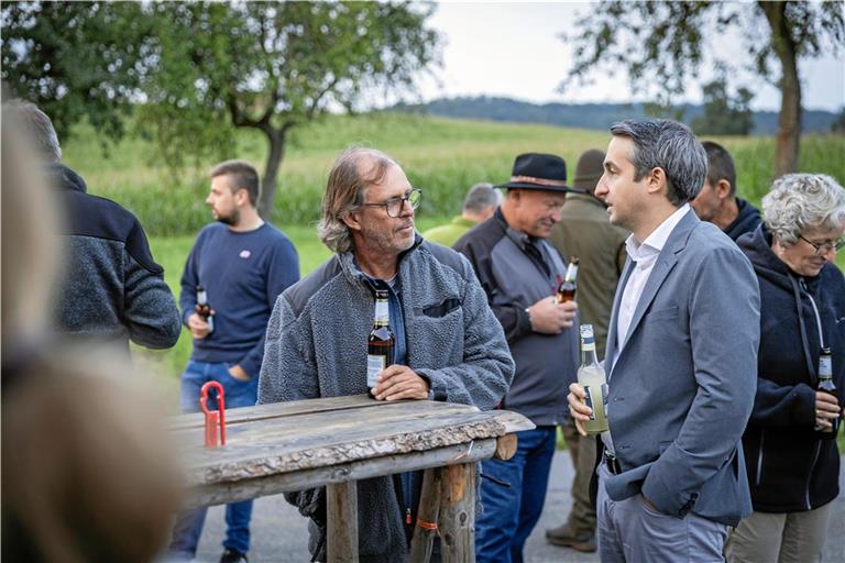 Ungezwungenes Kennenlernen: Etwa 25 Bürgerinnen und Bürger sind ans ehemalige Waaghäusle in Dauernberg gekommen, um sich mit Max Schäfer (vorne rechts) über Themen, die das Dorf und die Gemeinde Spiegelberg betreffen, auszutauschen. Foto: Alexander Becher
