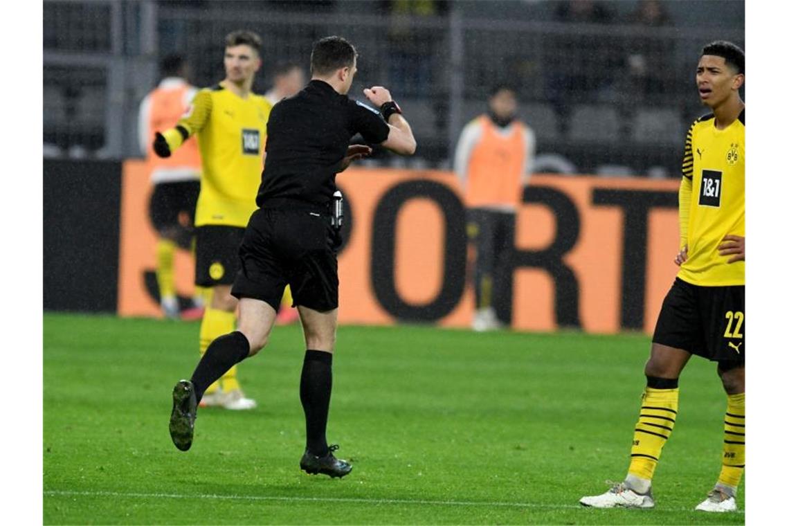 Watzke wirbt um Verständnis für Bellingham - Kahn kritisiert Ungläubig: BVB-Profi Jude Bellingham kann den Elfmeterpfiff von Schiedsrichter Felix Zwayer nicht fassen. Foto: Bernd Thissen/dpa