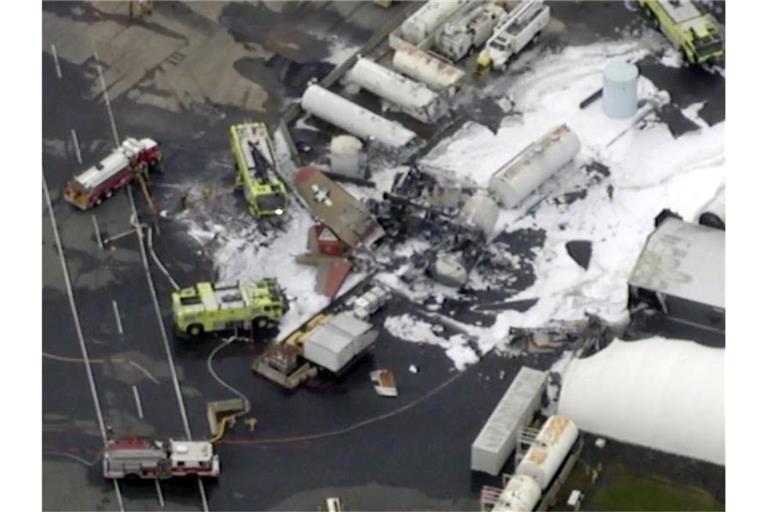 Unglücksort: Vom Wrack der B-17 stieg Rauch auf, die Feuerwehr war mit schwerem Löschgerät im Einsatz. Foto: Uncredited/WFXT Boston 25 News/AP/dpa