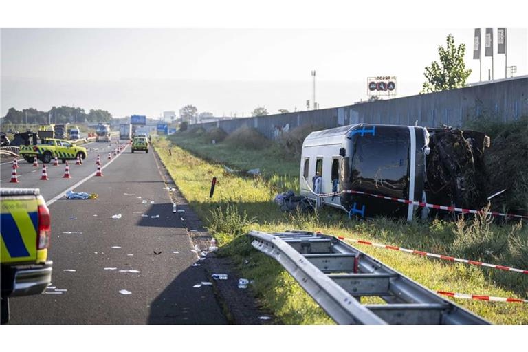 Unglücksstelle auf der Autobahn: Acht Menschen wurden ins Krankenhaus gebracht. Einige von ihnen wurden schwer verletzt.