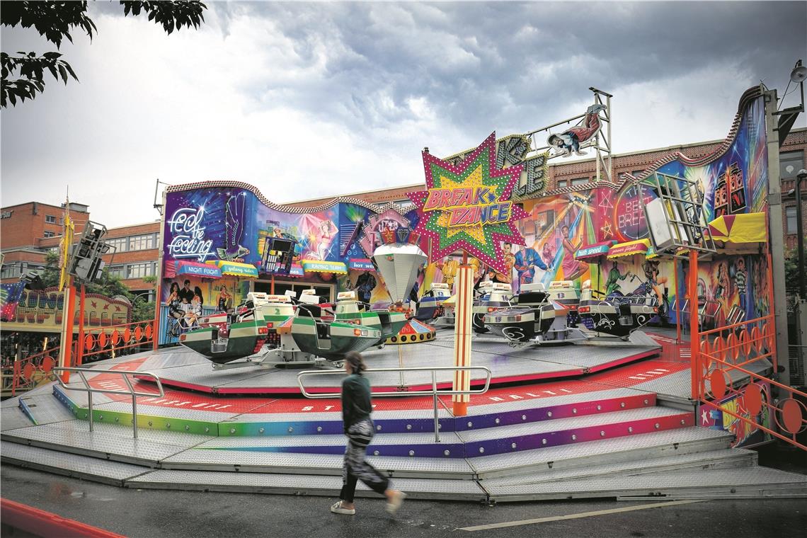 Unheilvolle Wolken statt Festbetrieb: Der Rummel musste erst einmal pausieren. Foto: A. Becher