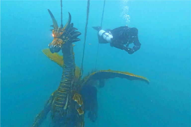 Unheimliche Begegnung unter Wasser: Im Sundhäuser See in Thüringen empfängt seit 2023 der stählerne Drache Sundi die Taucher in sieben Meter Tiefe.Foto: privat