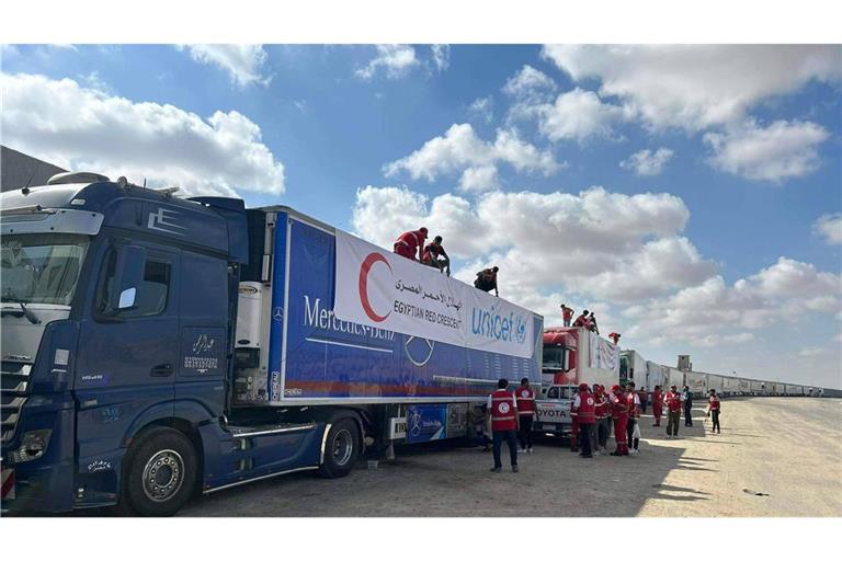 Unicef und der Rote Halbmond liefern 2023 Hilfsgüter nach Gaza. Israel setzte nun die Hilfslieferungen nach Gaza aus (Archivfoto).