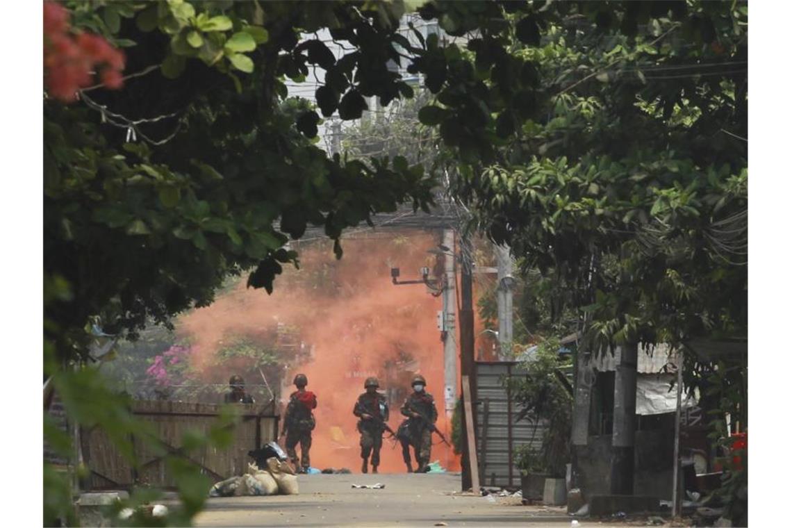 Mindestens fünf Tote bei neuen Protesten in Myanmar Uniformierte Soldaten mit Gewehren bei einer Demonstration von Anti-Putsch-Demonstranten in Yangon. Foto: -/AP/dpa