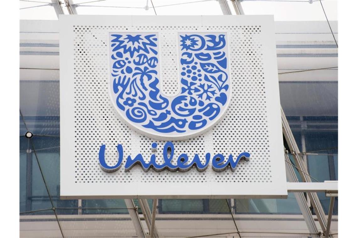 Immer mehr Unternehmen stoppen Facebook-Werbung Unilever begründete die Entscheidung mit der Verantwortung der Unternehmen im Umgang mit kontroversen Beiträgen im Netz - speziell angesichts der angespannten politischen Atmosphäre in den USA. Foto: Daniel Reinhardt/dpa