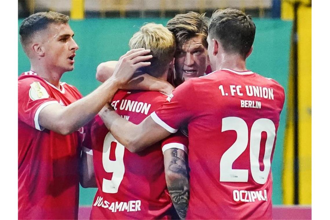 Gladbach demütigt Bayern - Leverkusen überraschend raus Union Berlin musste bei Drittligist Waldhof Mannheim nachsitzen und erreichte nach Verlängerung das Achtelfinale. Foto: Uwe Anspach/dpa