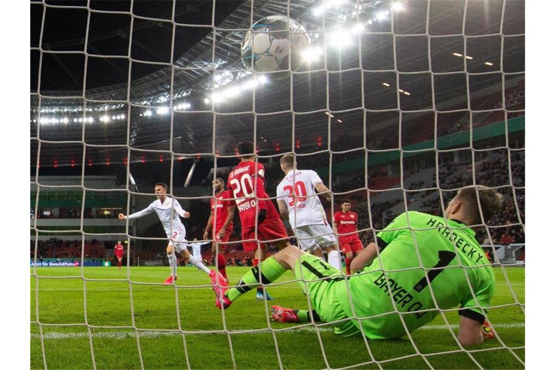 Union Berlins Marcus Ingvartsen (links hinten) feiert sein Tor zur 1:0-Führung in Leverkusen. Foto: Federico Gambarini/dpa