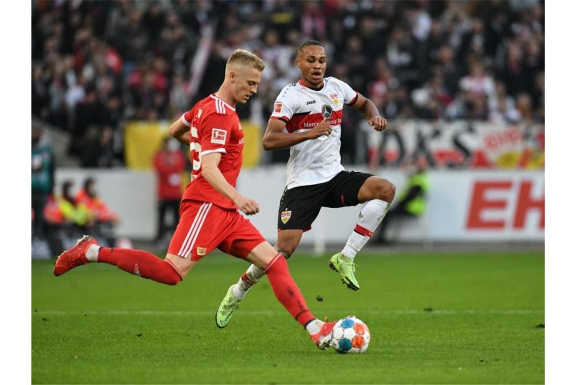 Union Berlins Timo Baumgartl (l) und Stuttgarts Nikolas Nartey kämpfen um den Ball. Foto: Silas Stein/dpa