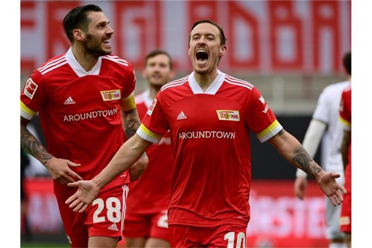 Union Berlins Verteidiger Christopher Trimmel (l) und Union Berlins Stürmer Max Kruse feiern ein Tor. Foto: Tobias Schwarz/AFP-POOL/dpa