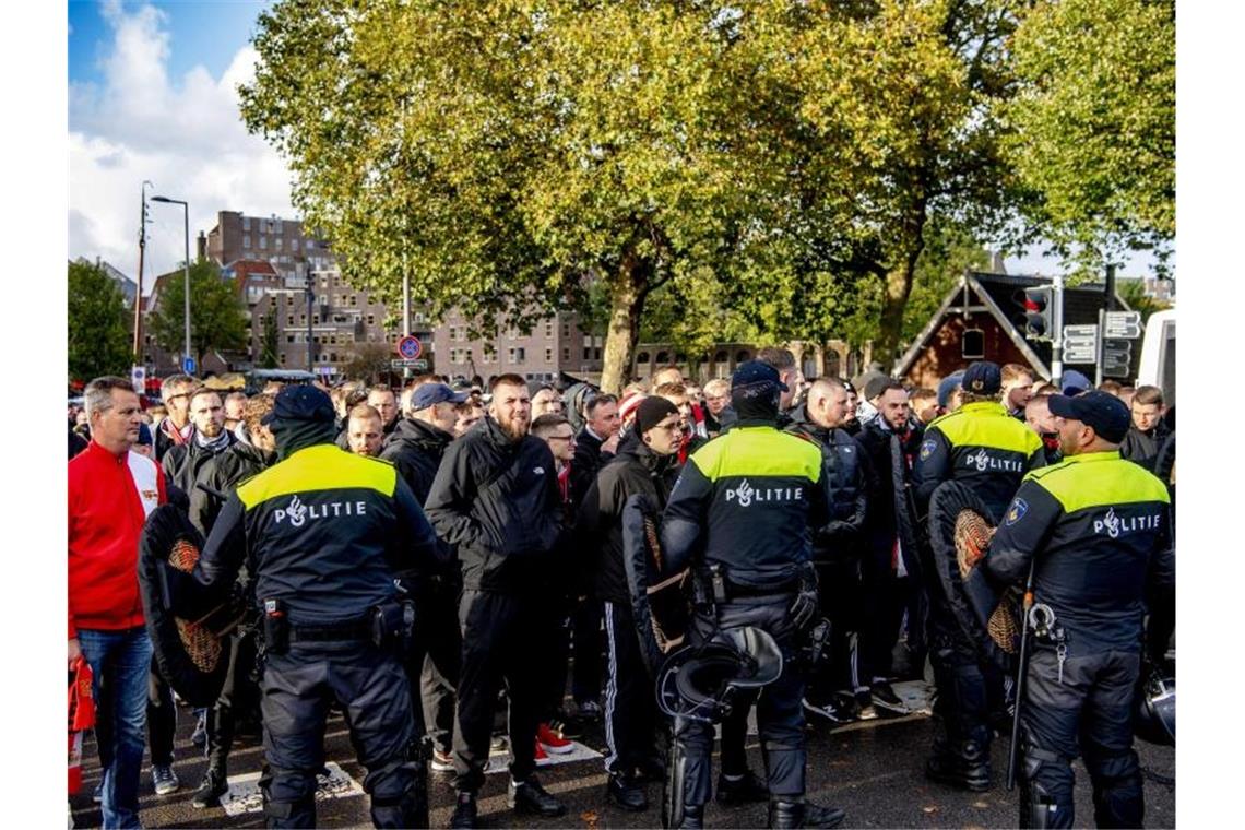 Union will Aufklärung nach hartem Polizei-Einsatz Union-Fans und Polizisten stehen sich in Rotterdam gegenüber. Foto: ROBIN UTRECHT/ANP/dpa