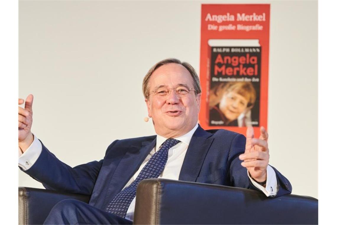 Union-Kanzlerkandidat Armin Laschet stellt eine Merkel-Biografie vor. Foto: Annette Riedl/dpa